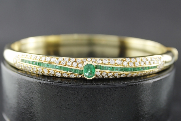 (image for) A 18K YELLOW GOLD DIAMOND AND EMERALD BANGLE